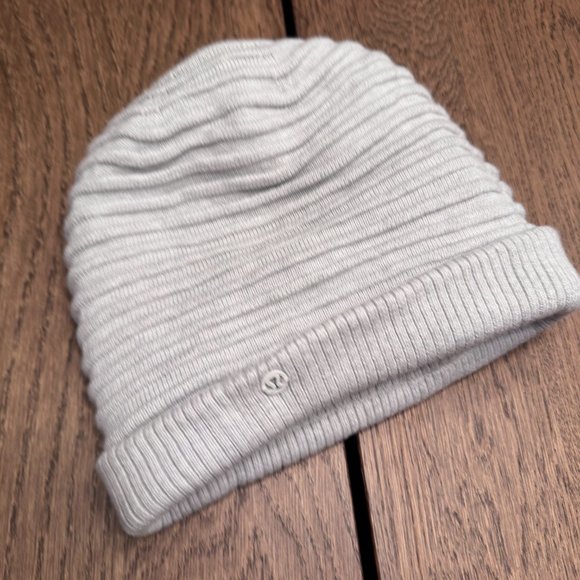 Sweet and Sherpa Beanie Heathered Core Ultra Light Grey - Picture 5 of 5